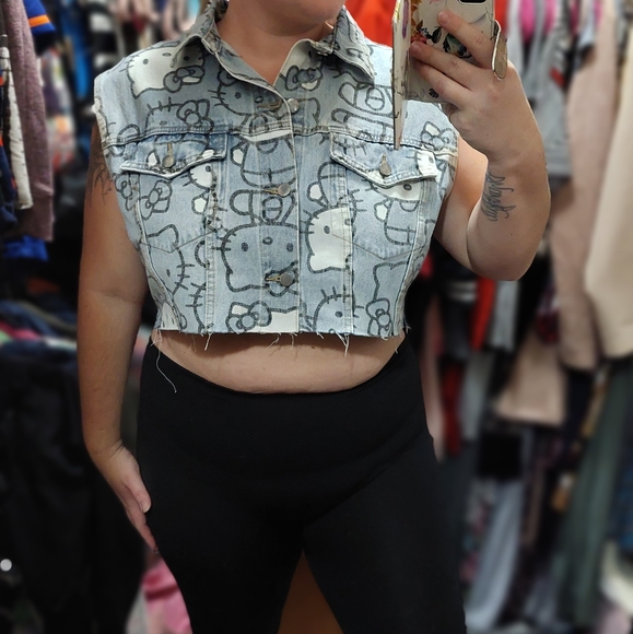 NWT ☆ shein×hello kitty ☆ cropped raw graphic printed jean denim